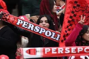 استفاده پرسپولیس از هواداران زن برای شعارهای فرهنگی