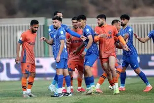 پیروزی سخت استقلال در تختی؛ زمین افتضاح و جنجال‌های پادیاب بازی را به حاشیه برد