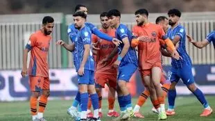 پیروزی سخت استقلال در تختی؛ زمین افتضاح و جنجال‌های پادیاب بازی را به حاشیه برد