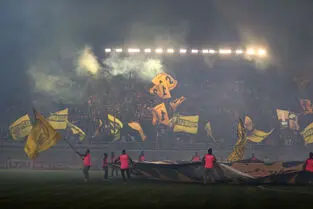دیدار تاریخی سپاهان - پرسپولیس؛ تماشاگران مرد از ورود به نقش جهان منع شدند