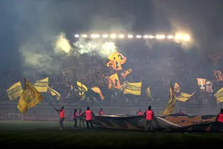 دیدار تاریخی سپاهان - پرسپولیس؛ تماشاگران مرد از ورود به نقش جهان منع شدند