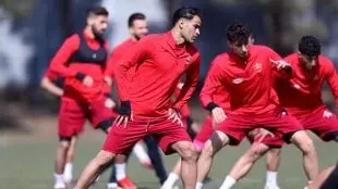 شوک به هواداران استقلال؛ عیسی آل‌کثیر آبی‌پوش شد!