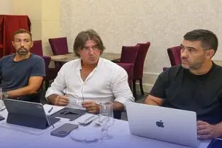 جلسه شبانه مدیران استقلال با ریکاردو ساپینتو و دستیاران