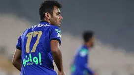 مهاجم بلند قامت استقلال دو سال دیگر تمدید کرد