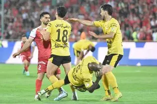 حرف‌های عجیب مجری شبکه اینترنتی پرسپولیس: سپاهان و هوادارانش را یک فصل بندازید بیرون!