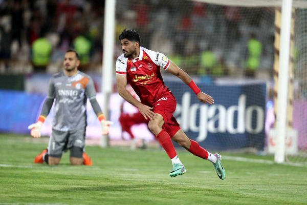 مربی پرسپولیس مجوز ندارد