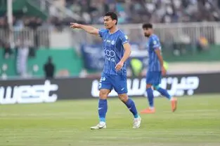 گل اول سپاهان به استقلال با گل به خودی رستم آشورماتوف