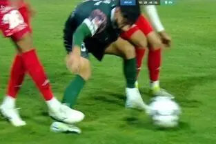 ویدیو: تصمیم عجیب داور و اتاق VAR در عدم اخراج ایوب العملود