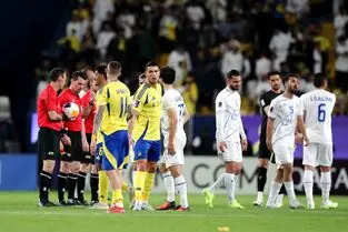 دواشتباه پیاپی بازیکنان استقلال و اعلام ضربه پنالتی به سود النصر
