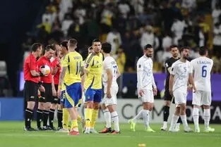 دواشتباه پیاپی بازیکنان استقلال و اعلام ضربه پنالتی به سود النصر