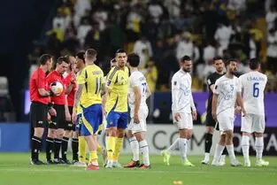دواشتباه پیاپی بازیکنان استقلال و اعلام ضربه پنالتی به سود النصر