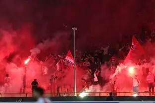 ویدیو: هوادار پرسپولیس از روی سکو با تیرکمان سپاهانی‌ها را هدف گرفت!